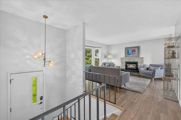 5408 Ladbrooke DR SW, Calgary, AB T3E 5X8