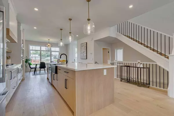 3723 Richmond RD SW, Calgary, AB T3E 4P1