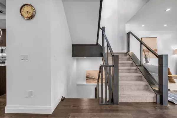 2640 28 ST SW, Calgary, AB T3E 2J1