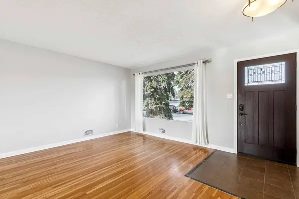 719 49 AVE SW, Calgary, AB T2G 1G7