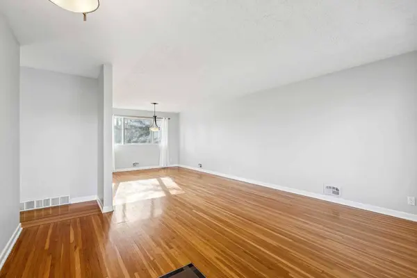 719 49 AVE SW, Calgary, AB T2G 1G7