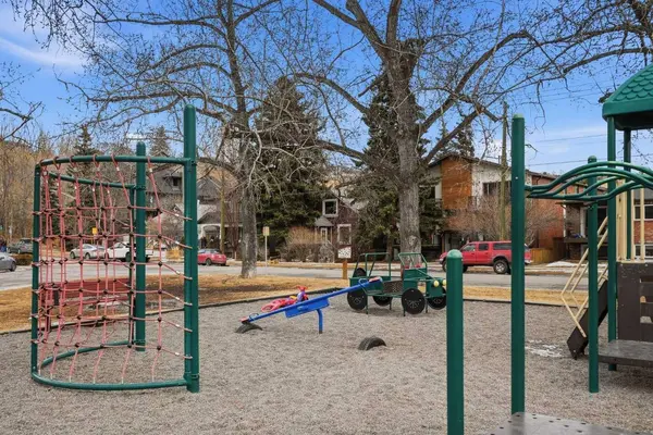 938 5A ST NW, Calgary, AB T2N 1R6