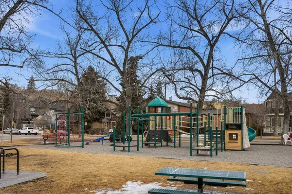 938 5A ST NW, Calgary, AB T2N 1R6