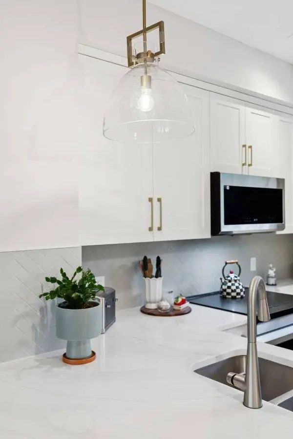 1935 35 ST SW #7, Calgary, AB T3E 2X4