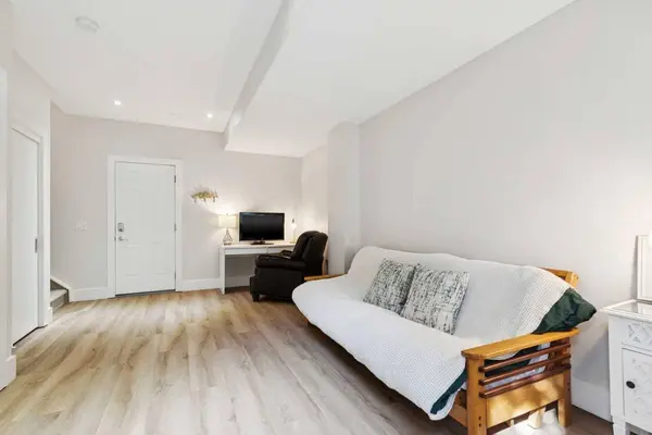 1935 35 ST SW #7, Calgary, AB T3E 2X4