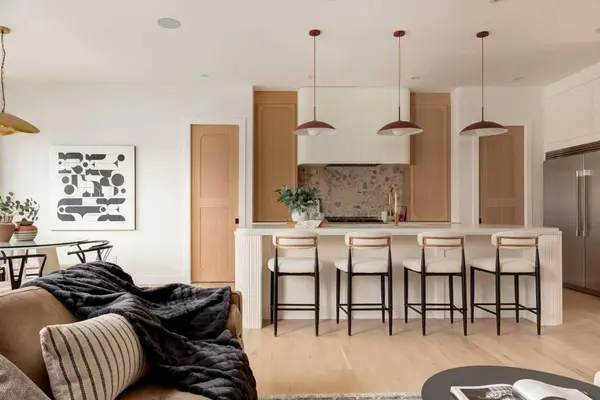 8812 33 AVE NW, Calgary, AB T3B 1M5