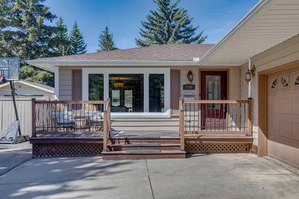 734 Oakhill PL SW, Calgary, AB T2V 3X9