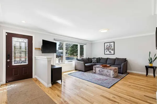 734 Oakhill PL SW, Calgary, AB T2V 3X9