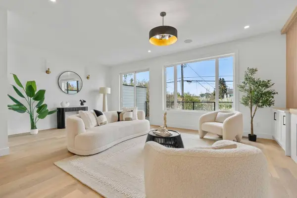 422 36 AVE NW, Calgary, AB T2K 0C3