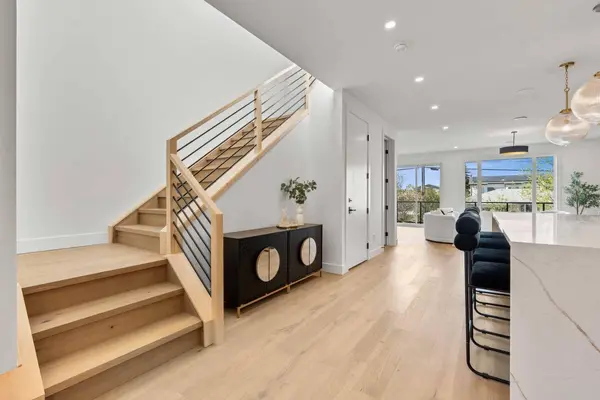 422 36 AVE NW, Calgary, AB T2K 0C3
