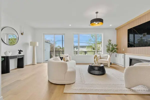422 36 AVE NW, Calgary, AB T2K 0C3