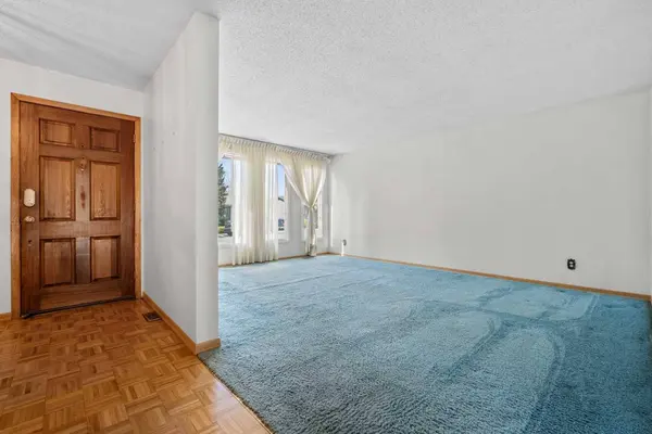 5220 Grove Hill RD SW, Calgary, AB T3E 4G6
