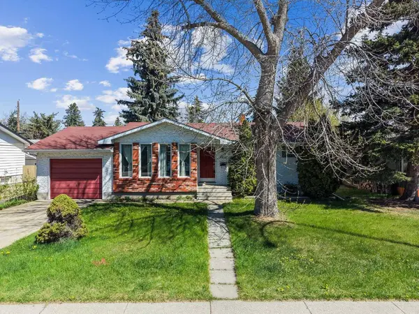 5220 Grove Hill RD SW, Calgary, AB T3E 4G6
