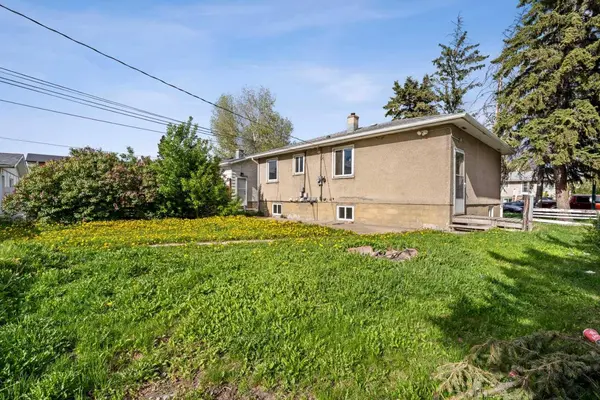 2211 41 ST SE, Calgary, AB T2B 1C8