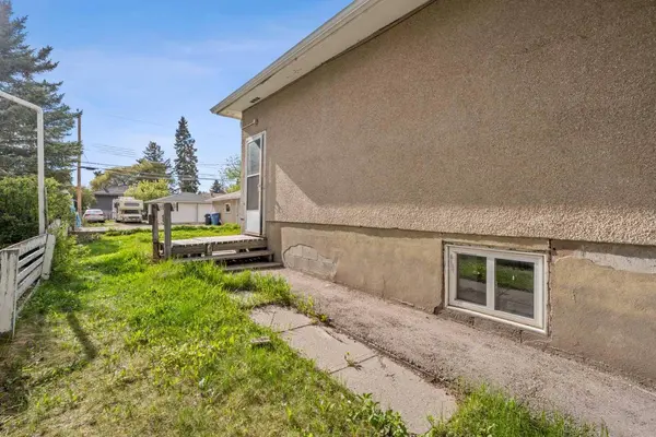 2211 41 ST SE, Calgary, AB T2B 1C8