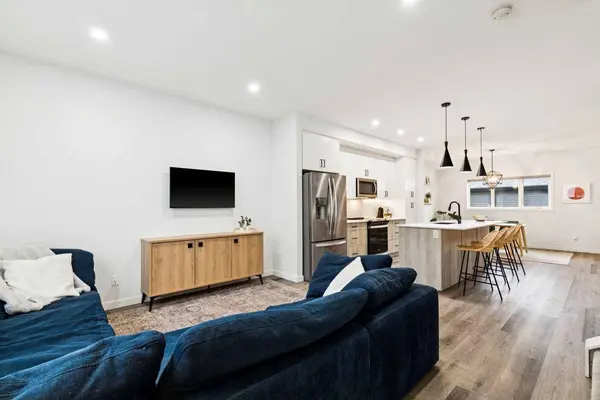 44 Creekside BLVD SW, Calgary, AB T2X 4R1