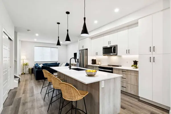 44 Creekside BLVD SW, Calgary, AB T2X 4R1