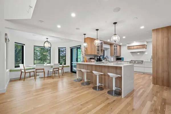 931 Shawnee DR SW, Calgary, AB T2Y 2G8
