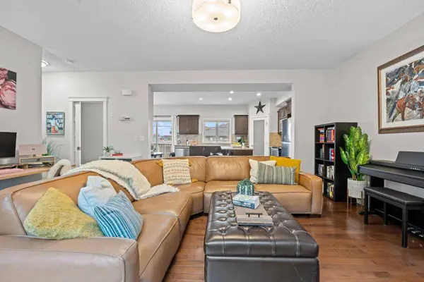 1916 36 ST SW #3, Calgary, AB T3E 2Y9