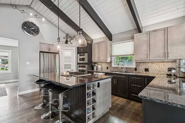 4024 Grove Hill RD SW, Calgary, AB T3E 4E6