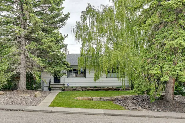 4024 Grove Hill RD SW, Calgary, AB T3E 4E6