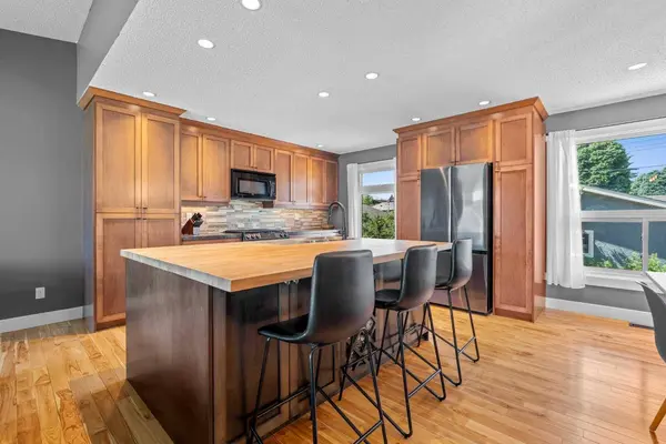 10619 NE Oakmoor WAY SW, Calgary, AB T2W 1S7