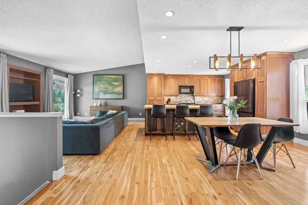 10619 NE Oakmoor WAY SW, Calgary, AB T2W 1S7