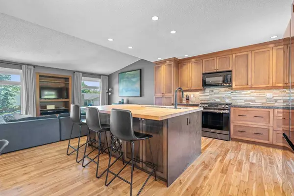 10619 Oakmoor WAY SW, Calgary, AB T2W 1S7