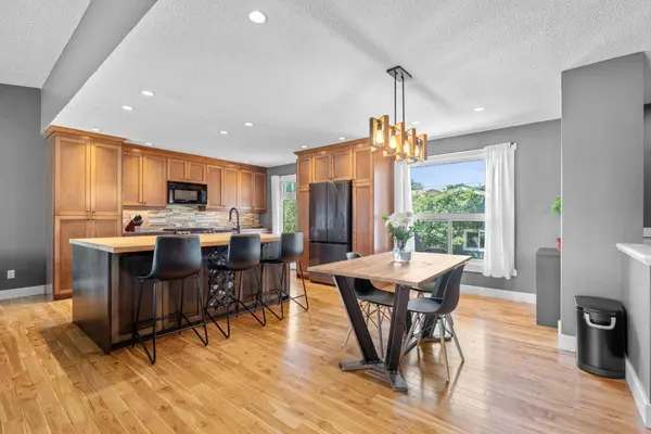 10619 Oakmoor WAY SW, Calgary, AB T2W 1S7