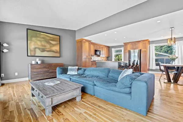 10619 Oakmoor WAY SW, Calgary, AB T2W 1S7