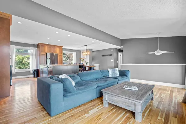 10619 NE Oakmoor WAY SW, Calgary, AB T2W 1S7