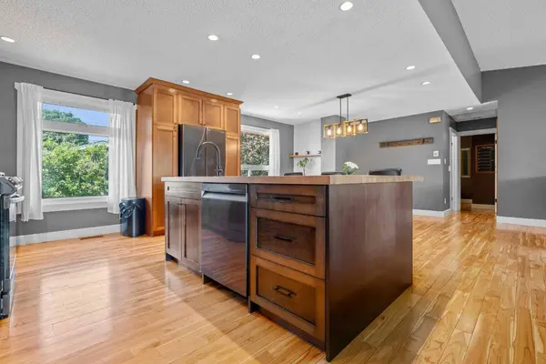 10619 NE Oakmoor WAY SW, Calgary, AB T2W 1S7