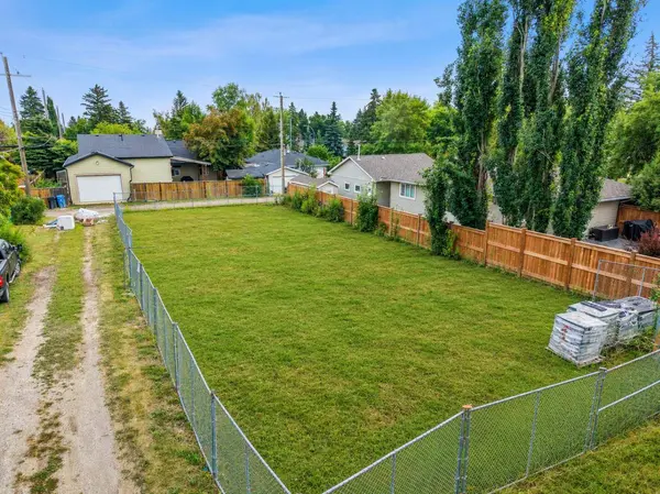 2624 Granville ST SW, Calgary, AB T3E 4C9