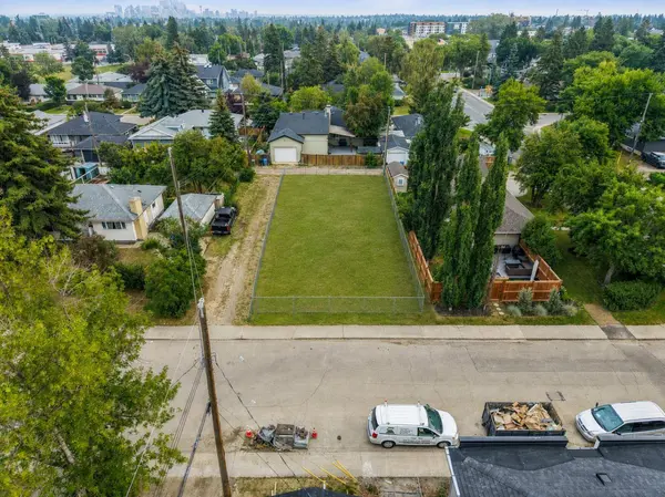 2624 Granville ST SW, Calgary, AB T3E 4C9