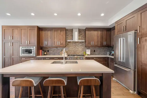 2028 37 AVE SW, Calgary, AB T2T 2H5