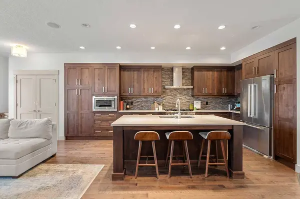 2028 37 AVE SW, Calgary, AB T2T 2H5