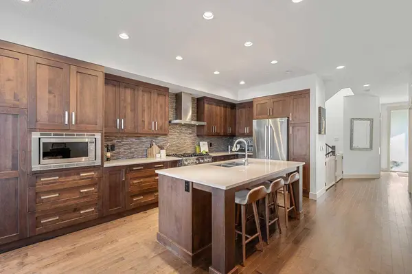 2028 37 AVE SW, Calgary, AB T2T 2H5