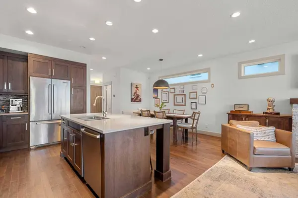 2028 37 AVE SW, Calgary, AB T2T 2H5