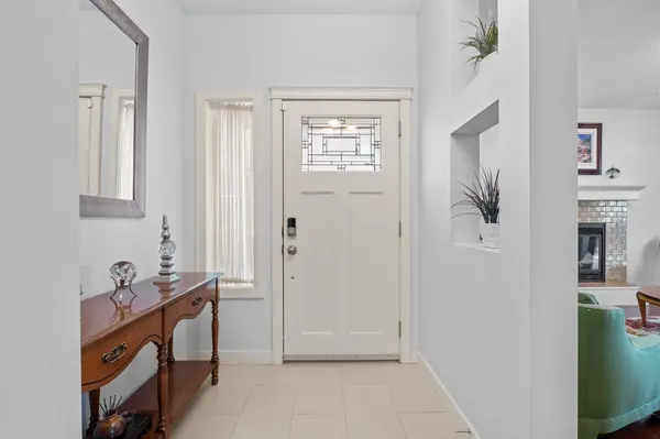 28 Evansview MNR NW, Calgary, AB T3P 0J7