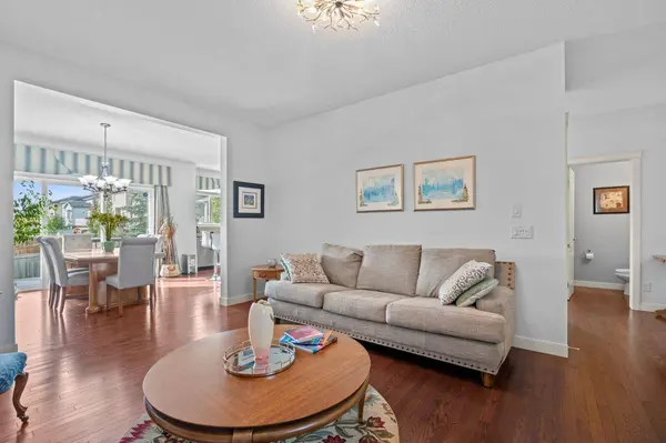28 Evansview MNR NW, Calgary, AB T3P 0J7