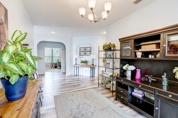 1201 Meadowlakes Dr, Azle, TX 76020-3786