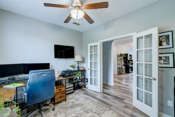 1201 Meadowlakes Dr, Azle, TX 76020-3786