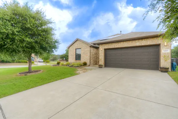 1201 Meadowlakes Dr, Azle, TX 76020-3786