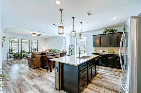 1201 Meadowlakes Dr, Azle, TX 76020-3786