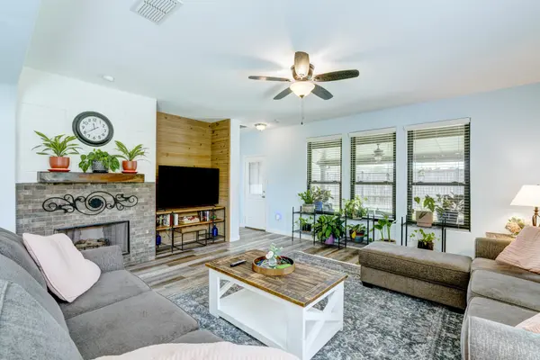 1201 Meadowlakes Dr, Azle, TX 76020-3786