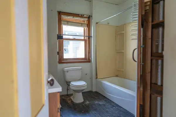 8 Essex Pl, Harwich, MA 02646