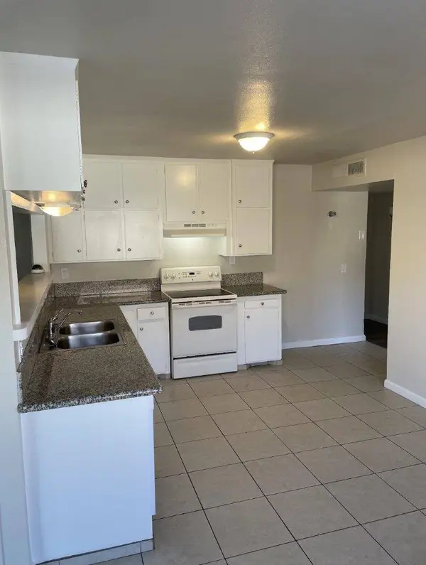 537 W University AVE, Fresno, CA 93705