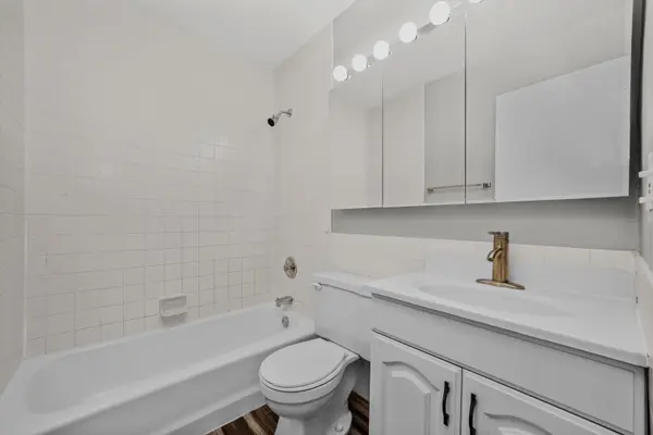 E Central Rd #201, Glenview, IL 60025