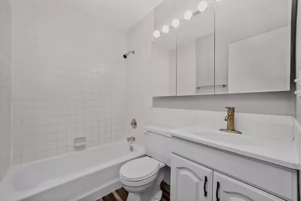 3617 Central Avenue E. Glenview #201, Il 60025,