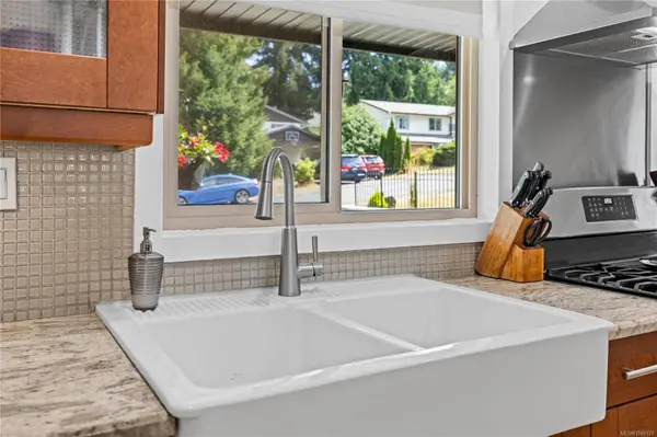 5567 Ventura Dr, Nanaimo, BC V9T 5M6